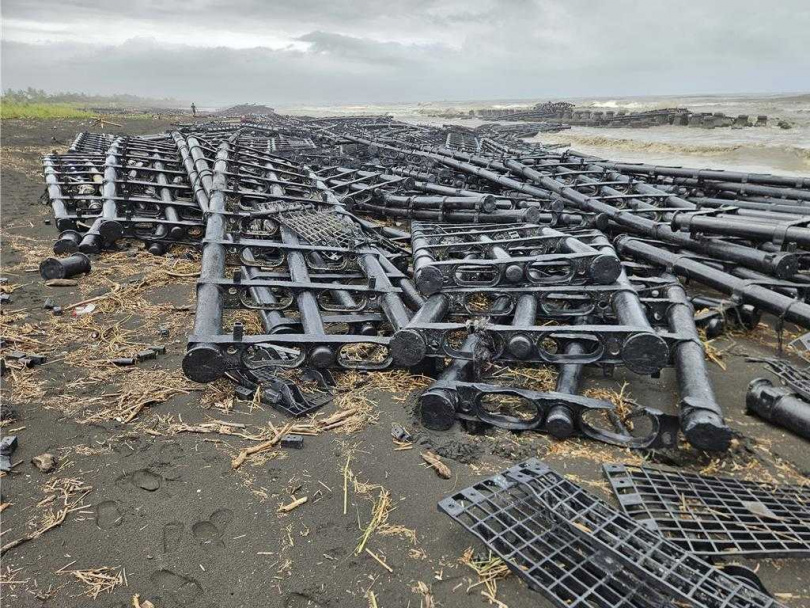 旭東環保科技公司在佳冬塭豐外海的光電浮台測試站，7月遭丹娜絲颱風破壞，浮台四散漂流，堆滿佳冬與枋寮沙灘。（本報資料畫面／羅琦文屏東傳真）