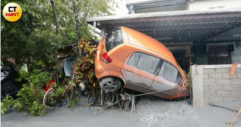 馬太鞍溪溪堰塞湖23日下午潰堤溢流，有災民表示，家門被淤泥掩蓋推不開。（圖／非當事人／黃耀徵攝）