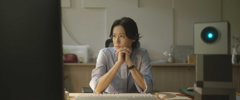 林予晞在《自殺通告》飾演英文老師，對傳統體制下掙扎的學生感到心疼。（圖／本萃電影提供）