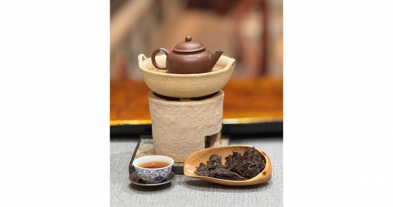 周君帶來的7542普洱茶以烹蒸爐盞瀹茶更帶有飽滿的甜醇與回甘。（圖／吳德亮攝）