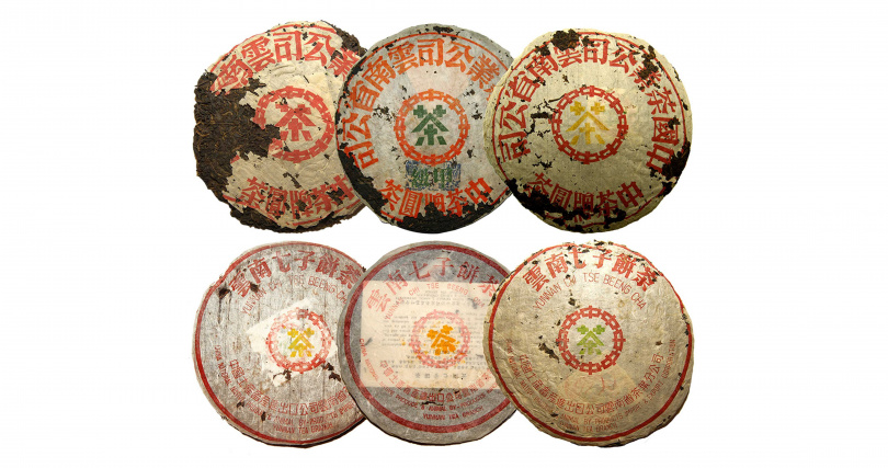 普洱茶印字級（上）與七子級茶（下）的明顯差異。（圖／吳德亮攝）