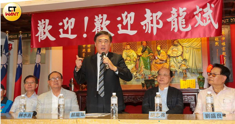 儘管出身外省將軍世家,郝龍斌(中)於台北市長任內仍交了不少本土派朋友,這次黨主席競逐之中,像雲林張家等國民黨本土派勢力便傾囊相助。(圖/黃耀徵攝)
