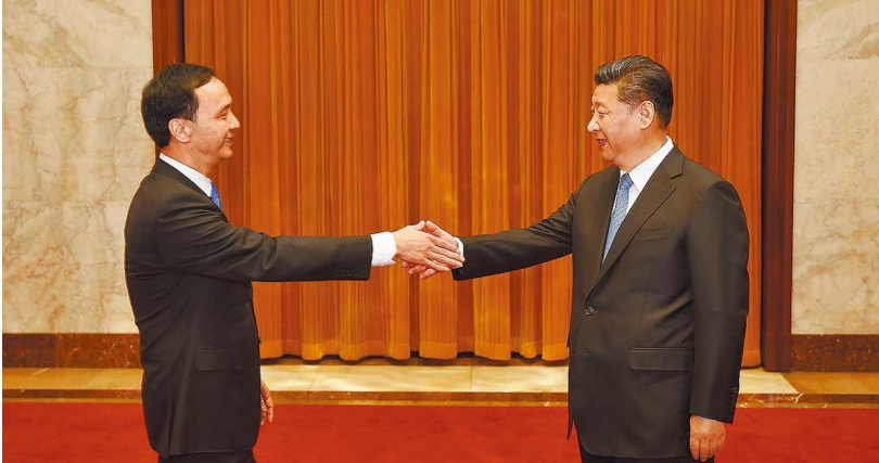 朱立倫(左)首次擔任國民黨主席時,曾在2015年赴對岸參加「國共論壇」,與對岸國家主席習近平(右)相見歡。(圖/翻攝自中新社)