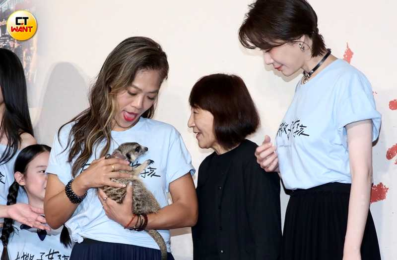 狐獴Pepper的飼主是獸醫賀淑玲（右二），對其相當細心照顧。（圖／侯世駿攝）