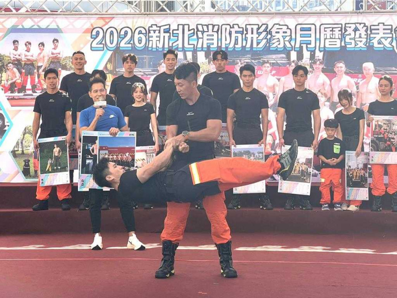 新北市消防局今舉辦「2026 新北消防形象月曆」發表會，月份代言人展示過人體能。（圖／中國時報王揚傑攝）