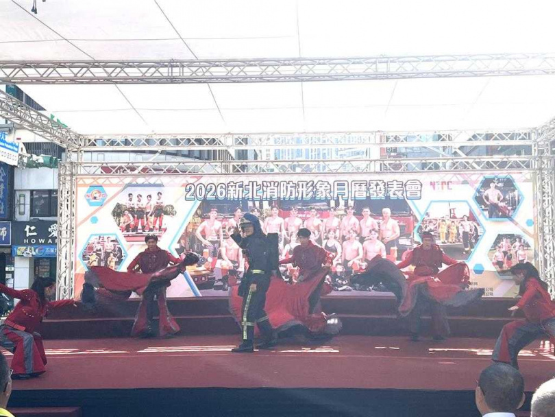 新北市消防局今舉辦「2026 新北消防形象月曆」發表會，邀請《火神的眼淚》音樂劇團隊開場。（圖／中國時報王揚傑攝）