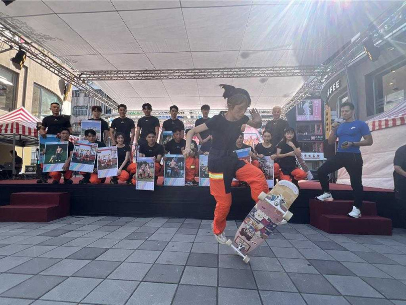義消蕭靜璣表演滑板長板「尖翻」。（圖／中國時報王揚傑攝）