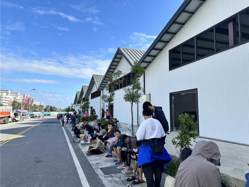 烤雞業者預測颱風假失準，兌現承諾免費發100隻烤雞，引發民眾排隊。（圖／中國時報蔡旻妤攝）