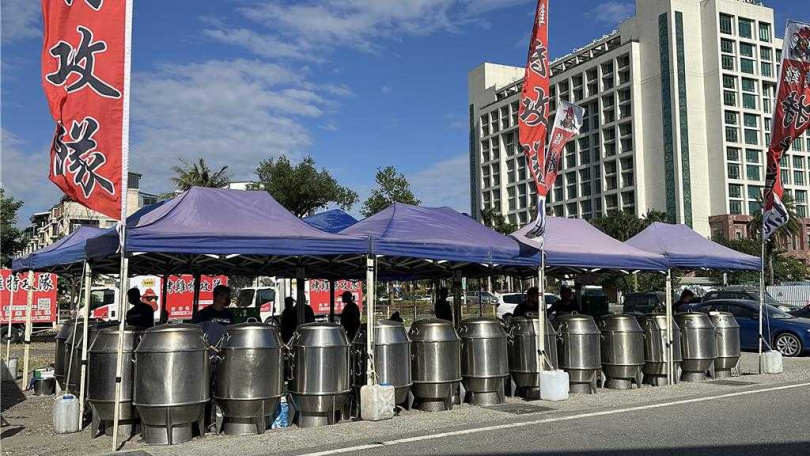 烤雞業者預測颱風假失準，兌現承諾免費發100隻烤雞，引發民眾排隊。（圖／中國時報蔡旻妤攝）