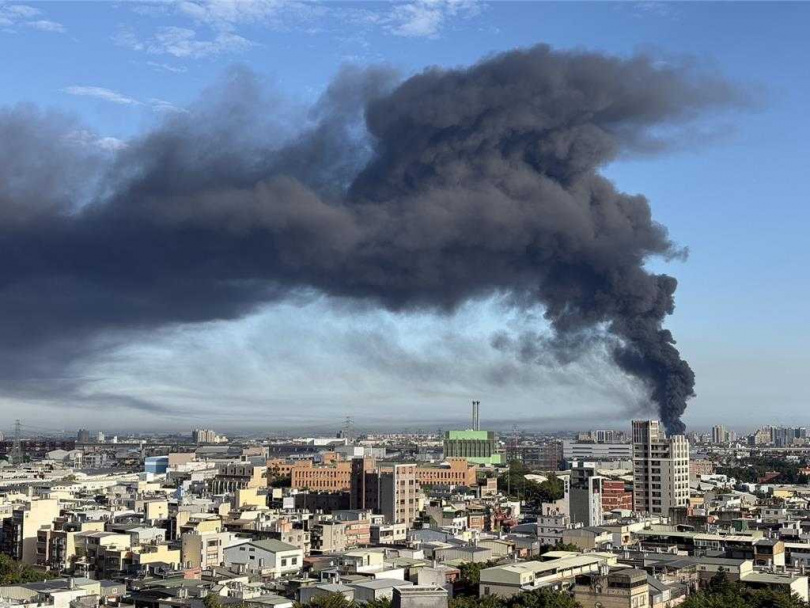 桃園蘆竹地下工廠大火釋放大量黑煙，環保局啟動空汙緊急應變，該非法工廠最高開罰2000萬元。（圖／環保局提供）