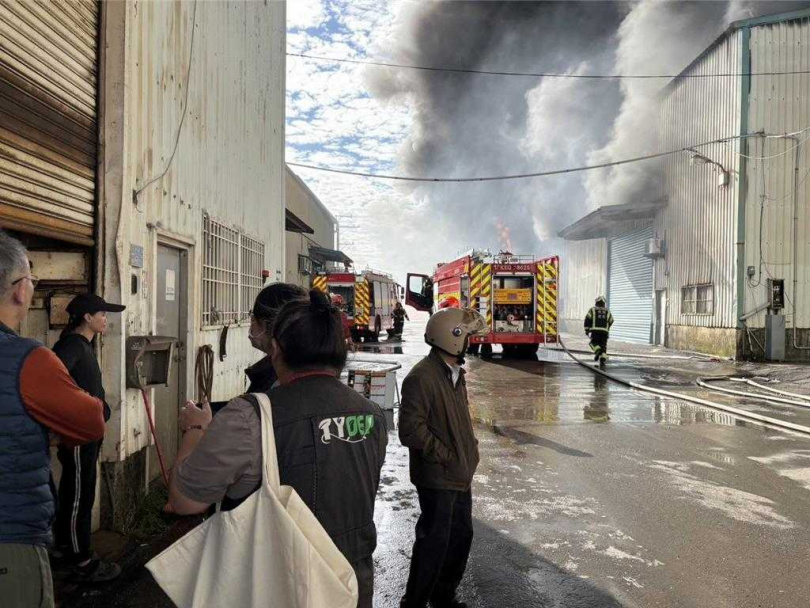 桃園蘆竹地下工廠大火釋放大量黑煙，環保局啟動空汙緊急應變，該非法工廠最高開罰2000萬元。（圖／環保局提供）