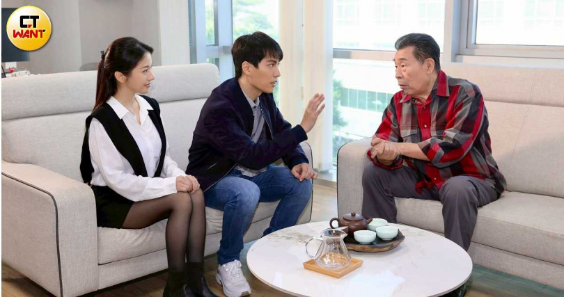 資深藝人陸一龍(右)與林子閎、蔡瑞雪在片場反覆練習及調整表演狀態。(圖/方萬民攝)