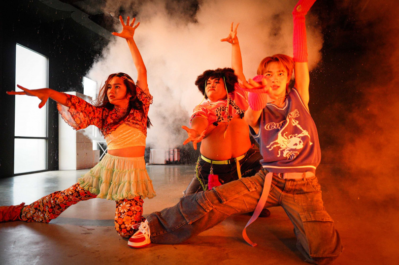 片中不少舞蹈場景，拍攝前主演群展開高強度舞蹈特訓。（圖／威視電影）