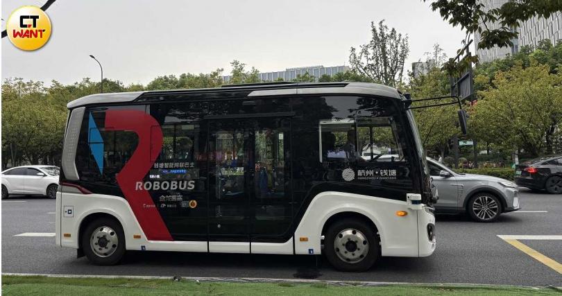 杭州的自動巴士目前只有少數幾條路線正式上路,仍可看出這套自動駕駛系統將會是未來杭州大眾運輸系統的骨幹。(圖╱王若攝)