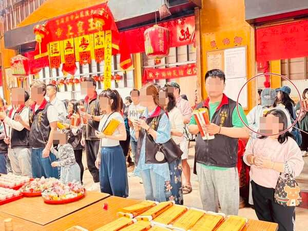 粿粿（紅圈者）戴著黑色口罩與棒球帽。（圖／翻攝自Facebook／大溪鳳山寺廣澤宮.桃聯廣澤會舘（桃園市廣澤文化藝陣促進交流協會.聖行民俗技藝團））