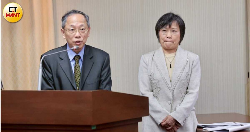 中選會選務處長王曉麟(左起)同框內政部長劉世芳針對選務進行報告。(圖/黃耀徵攝)