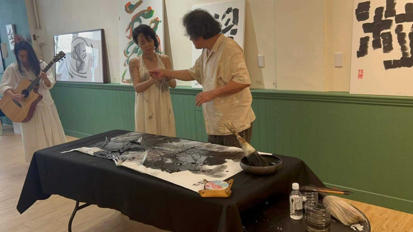 陳世憲在「白天藍雲」書法展開幕當天現場揮毫。（圖／陳世憲提供）