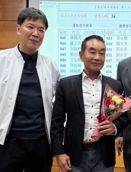 中華民國羽球協會完成第15屆改選，由許安進（右）當選新任理事長，前任理事長張國祚（左）完成交棒，共同見證協會新里程碑。（圖片提供／中華民國羽球協會）