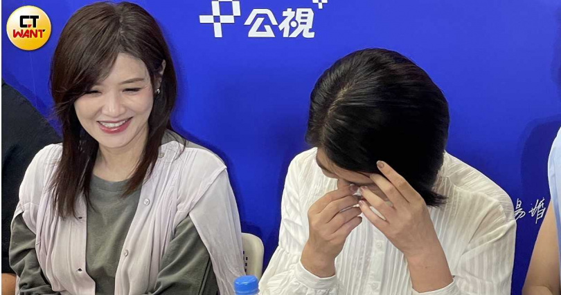 嚴藝文心疼朱軒洋,講到難過拭淚。(圖/侯世駿攝)