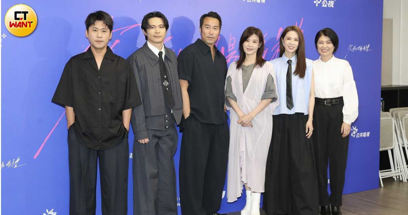 導演嚴藝文(右起)與謝盈萱、蘇慧倫、張孝全、姚淳耀、黃迪揚出席《欠妳的那場婚禮》宣傳記者會。(圖/侯世駿攝)