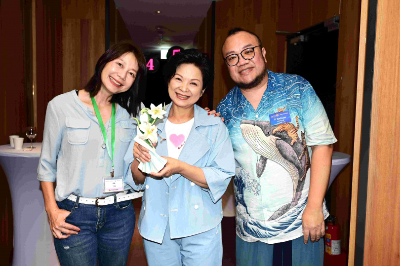 楊貴媚昨晚獲頒真善美大賞,同樣從事公益不遺餘力的丁寧與葉天倫也到場助祝賀。(圖/海鵬提供)