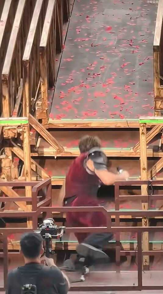 王力宏成都開唱重摔,左臉重重撞擊舞台地面。(圖/翻攝自微博)