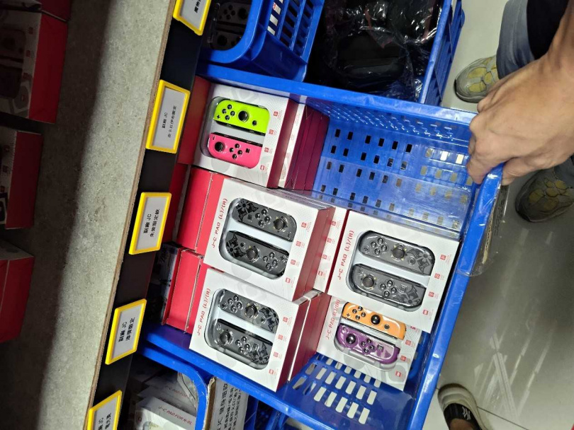 任天堂Switch 2主機及周邊商品熱賣,韓家兄弟從中國大量進口山寨品,謊稱正版,以八折販售牟取暴利。(圖/警方提供)