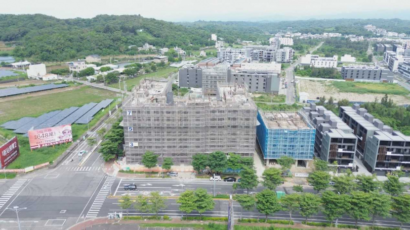 苗栗高鐵特區目前住宅多為在地建商興建的透天與華廈,不過卻有車位不足、缺少物業服務,如收發包裹、垃圾處理等機能的缺點,自大建商插旗推案後,為當地房市補足了電梯大樓的市場。(圖/本刊影音組)