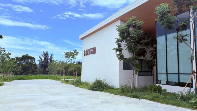 苗栗高鐵特區房市升溫,近期已可見高鐵站外搭起預售屋接待中心。(圖/CTWANT資料室)