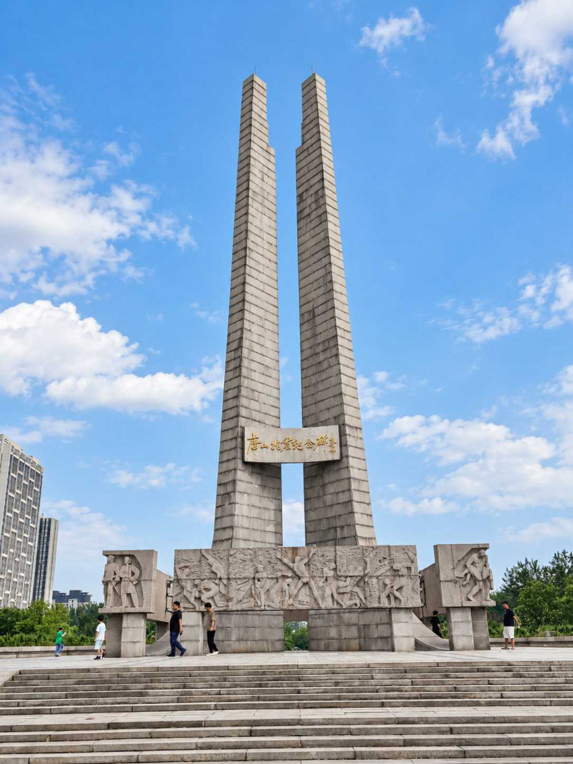 唐山抗震紀念館外佇立的抗震紀念碑,默默凝視著新生的街市。(圖/王若攝)