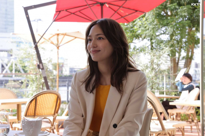 川口春奈在劇中飾演一位奉行現實主義的女律師「小山瀬奈」。（圖／KKTV提供）