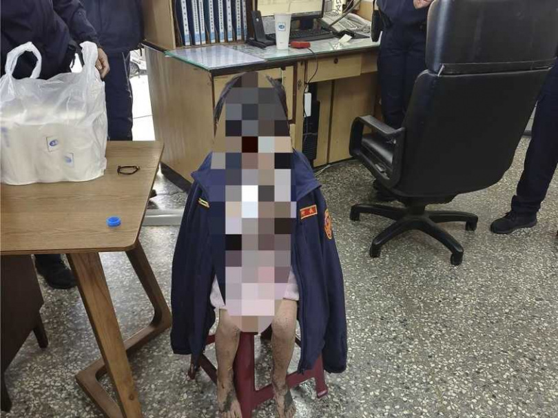 農曆春節期間，1名6歲女童跟著媽媽到高雄旗津遊玩卻走失，幸警方在10分鐘內找到她，結束這場驚魂記。（圖／警方提供／中國時報謝佳潾高雄傳真）