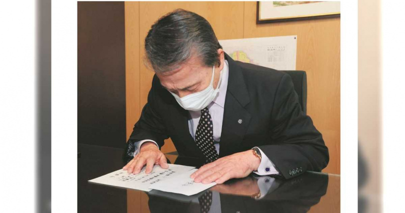 岐南町鎮長小島英雄因捲入99件性騷擾投訴，在2024年3月迫於壓力辭職下台。（圖／翻攝東京新聞）