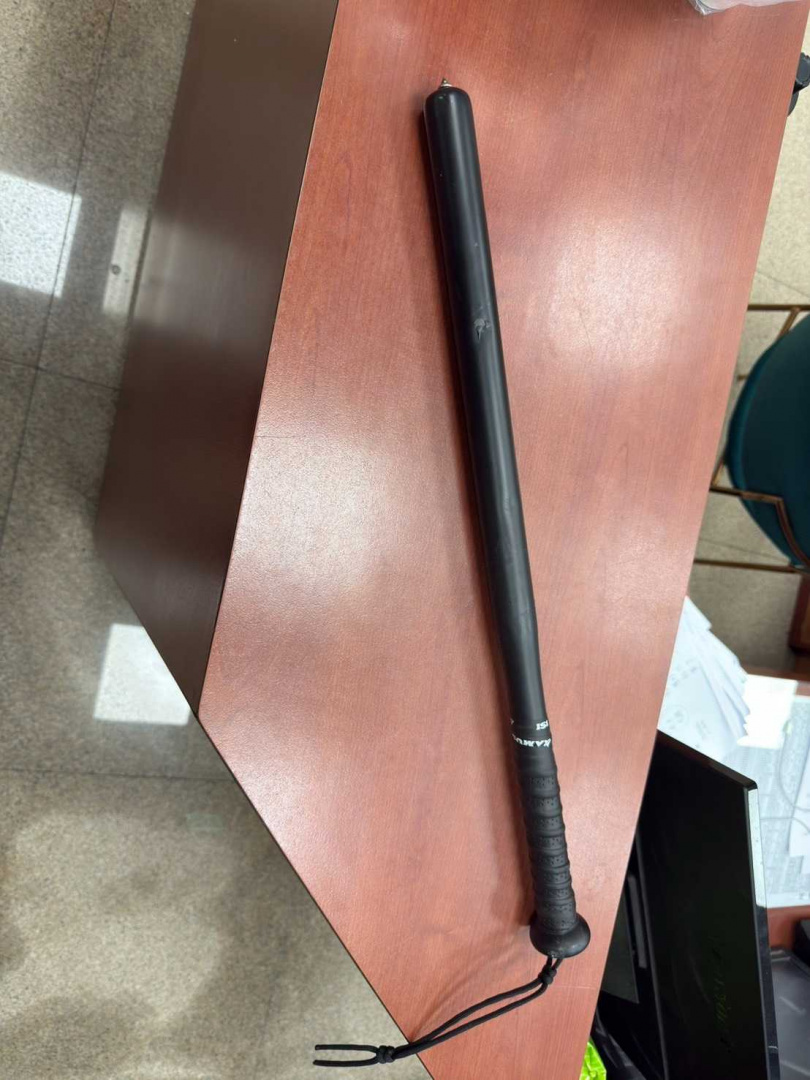 蔡男手中的30公分破窗器。（圖／翻攝畫面）