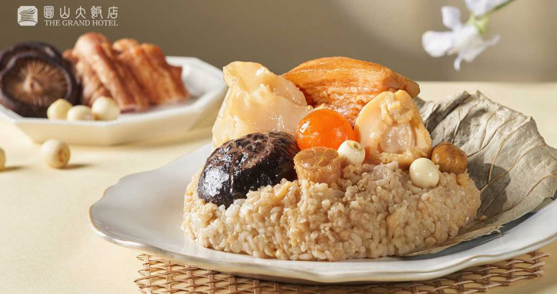 多次媒體評比獲獎，由國宴主廚許耀光團隊親自製作，堅持遵循嶺南肇慶古法繁複工序，堪稱明星級粽王的「金龍裹蒸粽」（圖／圓山大飯店提供）。