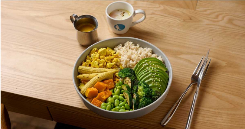 「酪梨紅蘿蔔薑汁佛陀碗」。（330元，圖／The Antipodean提供）