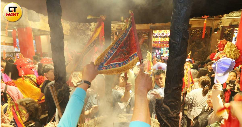 大甲鎮瀾宮遶境吸引了超過60萬人躬逢其盛，信徒沐浴在馨香祝禱中，期待獲得滿滿媽祖祝福。（圖／趙世勳攝）