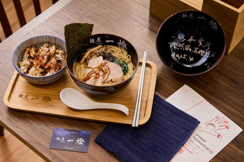 4/30 前單筆消費滿500元即贈刮刮卡，有機會刮中東京來回機票、社長親簽拉麵碗、與 MIYAZAKI 聯名的限量圍巾或方巾。（圖／麵屋一燈提供）
