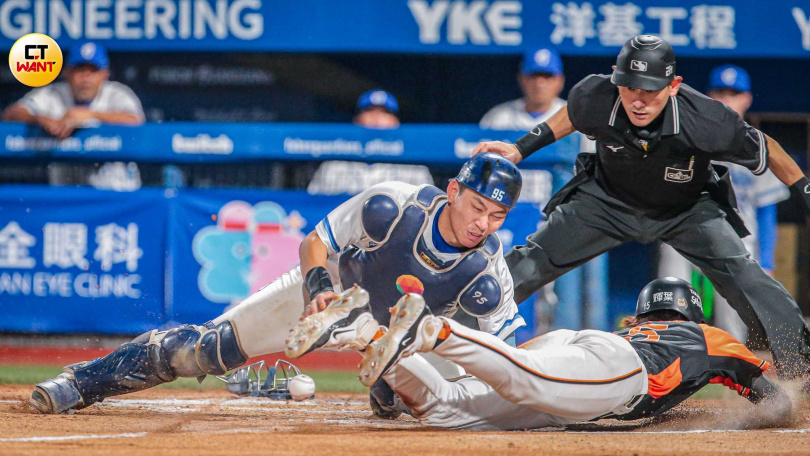 統一陳聖平衝回本壘。（圖／趙文彬攝）