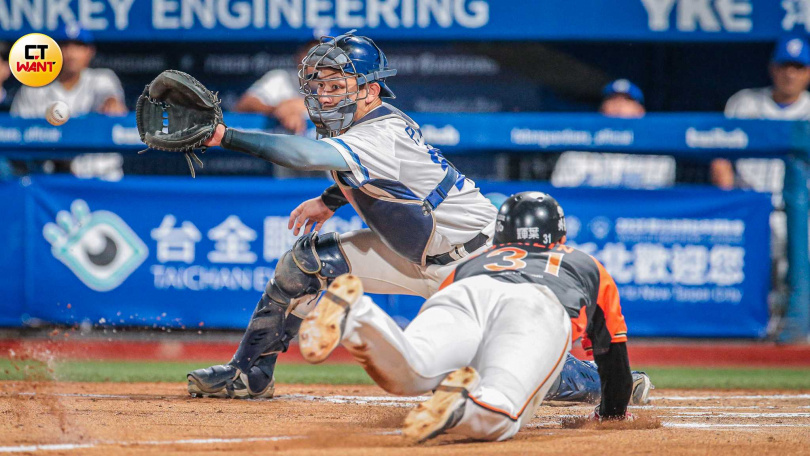 統一林岱安撲回本壘得分。（圖／趙文彬攝）