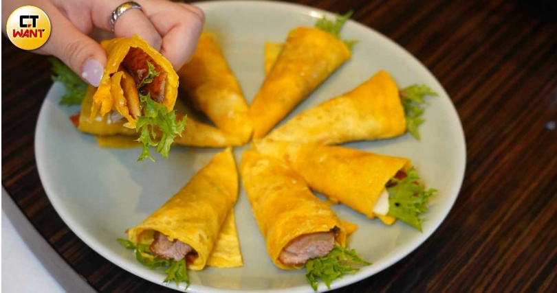 以越式米紙裹上蛋液做成的「越式松露蛋米餅」口感酥脆，又能吃到豐美鵝肉脂香。（+1吃多500元，圖 ／魏妤靜攝）