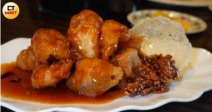 「琥珀核桃蝦球」的蝦球外皮不致裹粉太厚，仍能吃到海鮮香氣。（980元 +10% ，圖 ／魏妤靜攝）