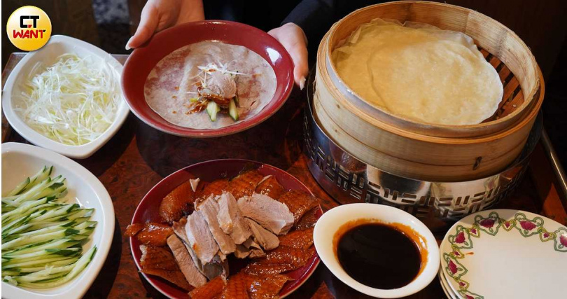 「漂亮廣式黃金燒鵝」基本吃法會涵括「切片皮鵝捲餅」，趁熱品嘗可感受到鵝皮脆度。（圖／魏妤靜攝）