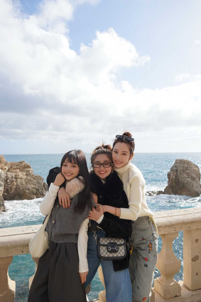 張文綺（中）在旅途中因為2個姐妹一直狂奔。（圖／時代創藝提供）