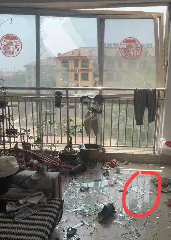 民眾家中玻璃被爆炸震碎。（圖／翻攝網易）