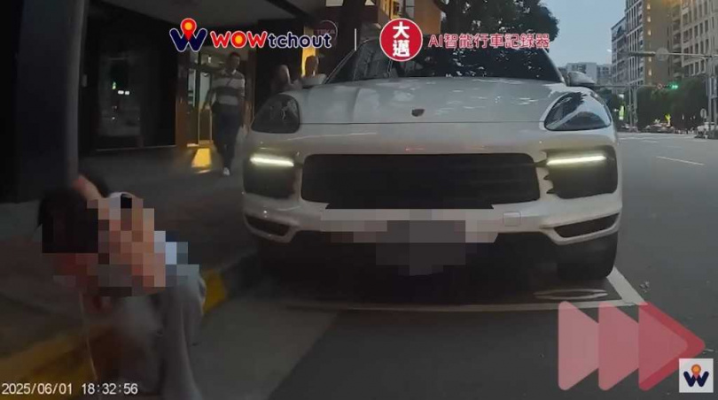 保時捷長髮女子下車後,對排水溝吐出濃白液體,影片吸引超過46萬人觀看。(圖/翻攝自YouTube WoWtchout)