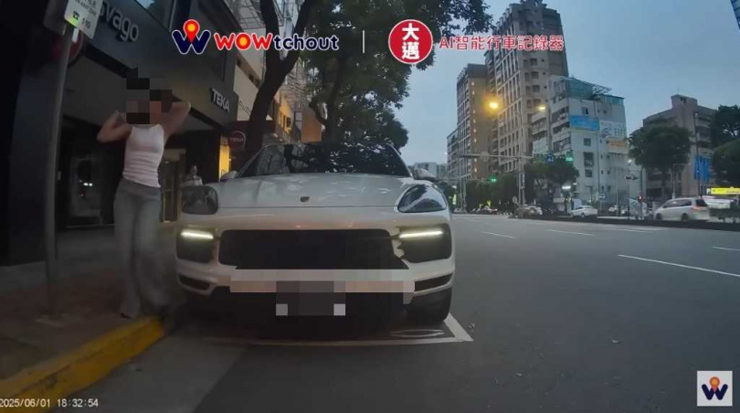 保時捷長髮女子下車後,對排水溝吐出濃白液體,影片吸引超過46萬人觀看。(圖/翻攝自YouTube WoWtchout)