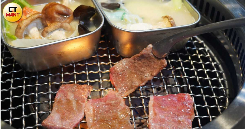消費者可嘗試主廚的「38哲學」來烤肉片，並搭配「手作蔬菜燒」（後）讓味覺平衡。（圖／魏妤靜攝）