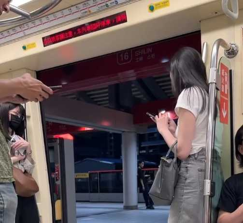 有民眾搭乘台北捷運遇到地震，拍下捷運停駛畫面。（圖／翻攝自Threads）