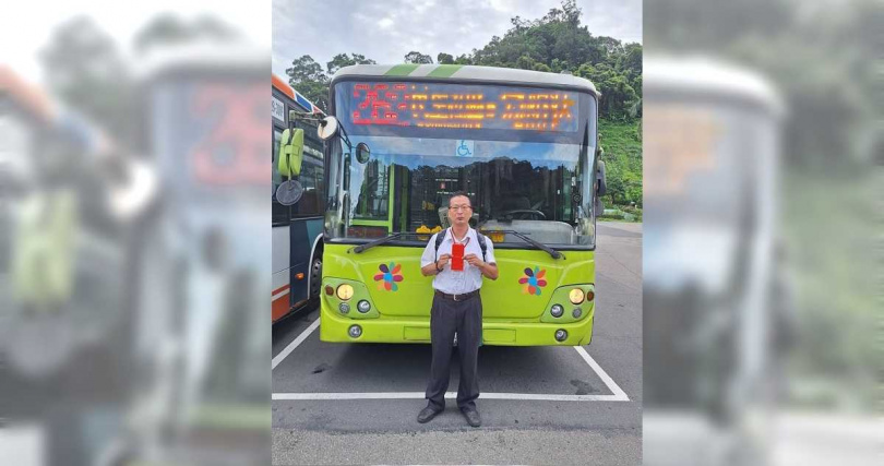 台北市由大都會客運營運的262路線電動公車，16日晚間8時許車輛起火爆炸，由於當下駕駛員張洪華迅速應變，無造成傷亡，首都客運集團董事長李博文特別頒發獎勵金表揚。（圖／首都客運提供／中國時報記者徐佑昇台北傳真）